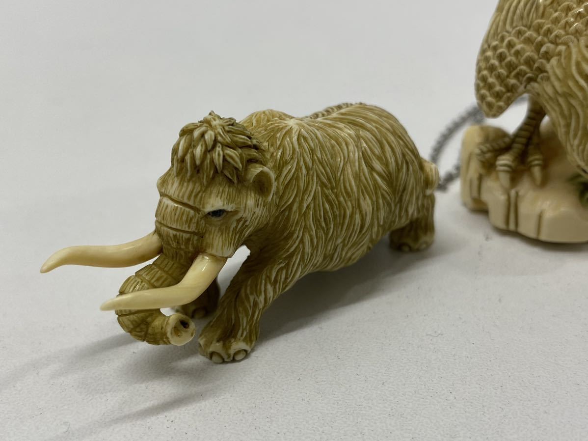 マンモスの牙にマンモスの彫刻 古美術 年代物 マンモスの牙にマンモス