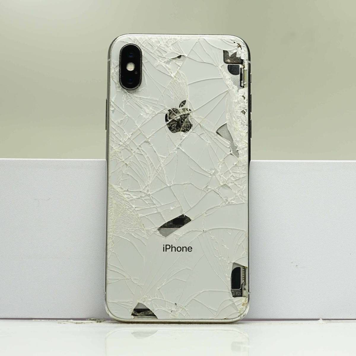 iPhone XS ジャンク。 部品用** iPhone Xs 64GB シルバー 本体