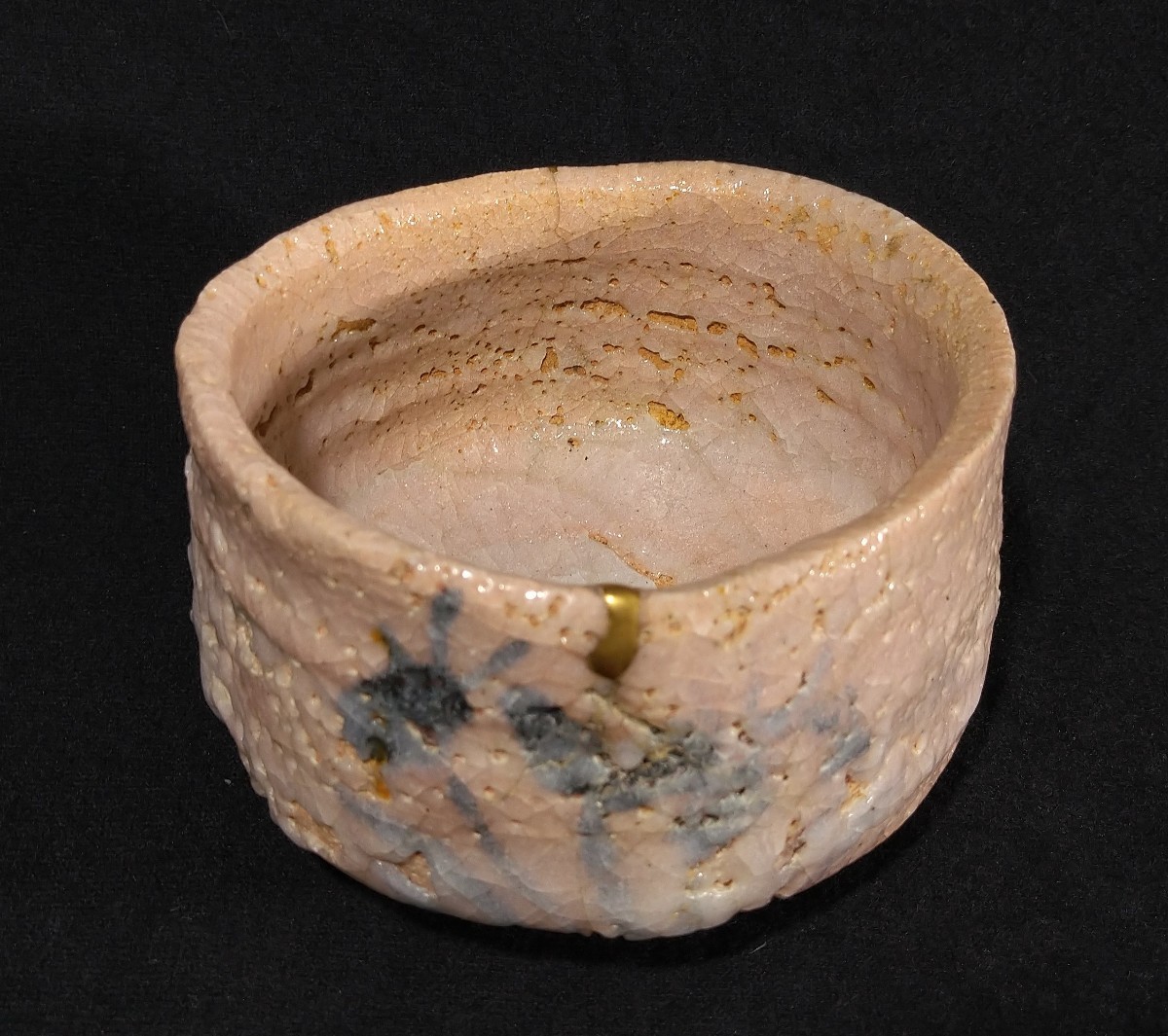 u583 茶道具　時代　古草文志野茶碗 志野焼 草花文 抹茶碗 志野茶碗 茶道具 金継ぎ有 b-56b2905(志野