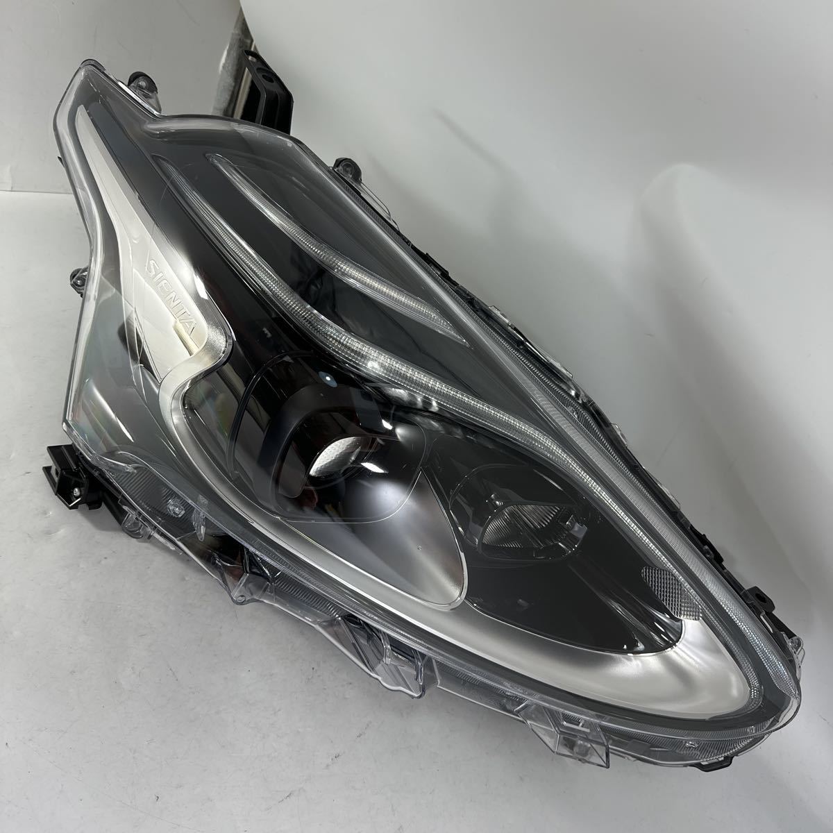 M　41-2-1シエンタ　後期　NSP170G 打刻３３　52-317 LEDヘッドライト