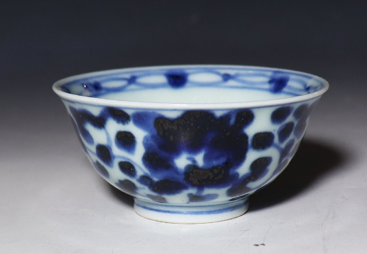 桃】酒器ぐい呑み：清朝期染付花唐草紋様図猪口 古伊万里 桃酒器ぐい呑