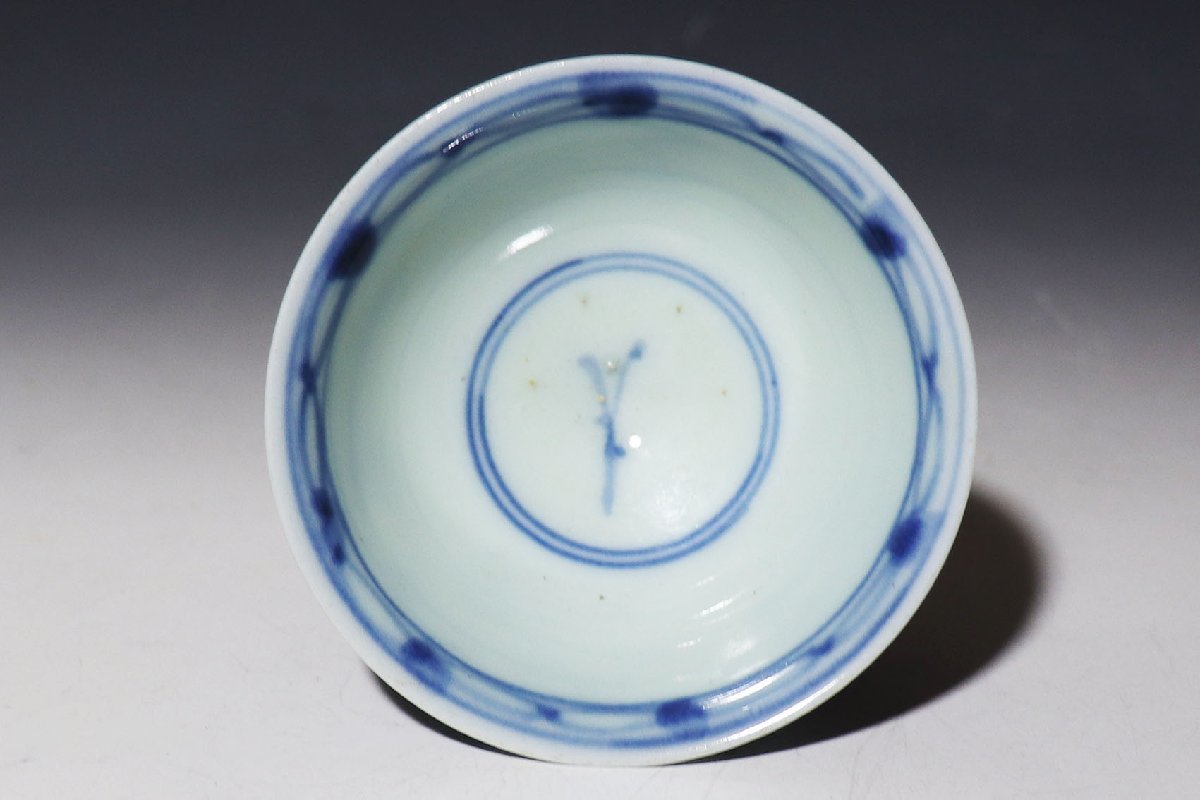 桃】酒器ぐい呑み：清朝期染付花唐草紋様図猪口 古伊万里 桃酒器ぐい呑