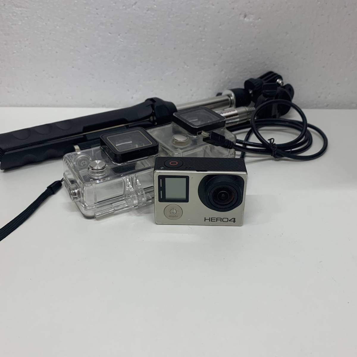 【C-18564】Gopro HERO4 防水ケース2つ 三脚2つ付き ゴープロ ヒーロー4 撮影 ビデオ 小型カメラ 水中 アウトドア 可動品