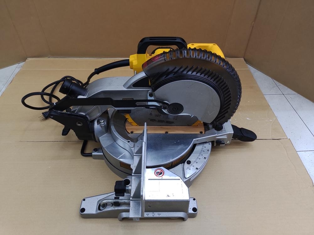 010■おすすめ商品■デウォルト 卓上マルノコ DW713