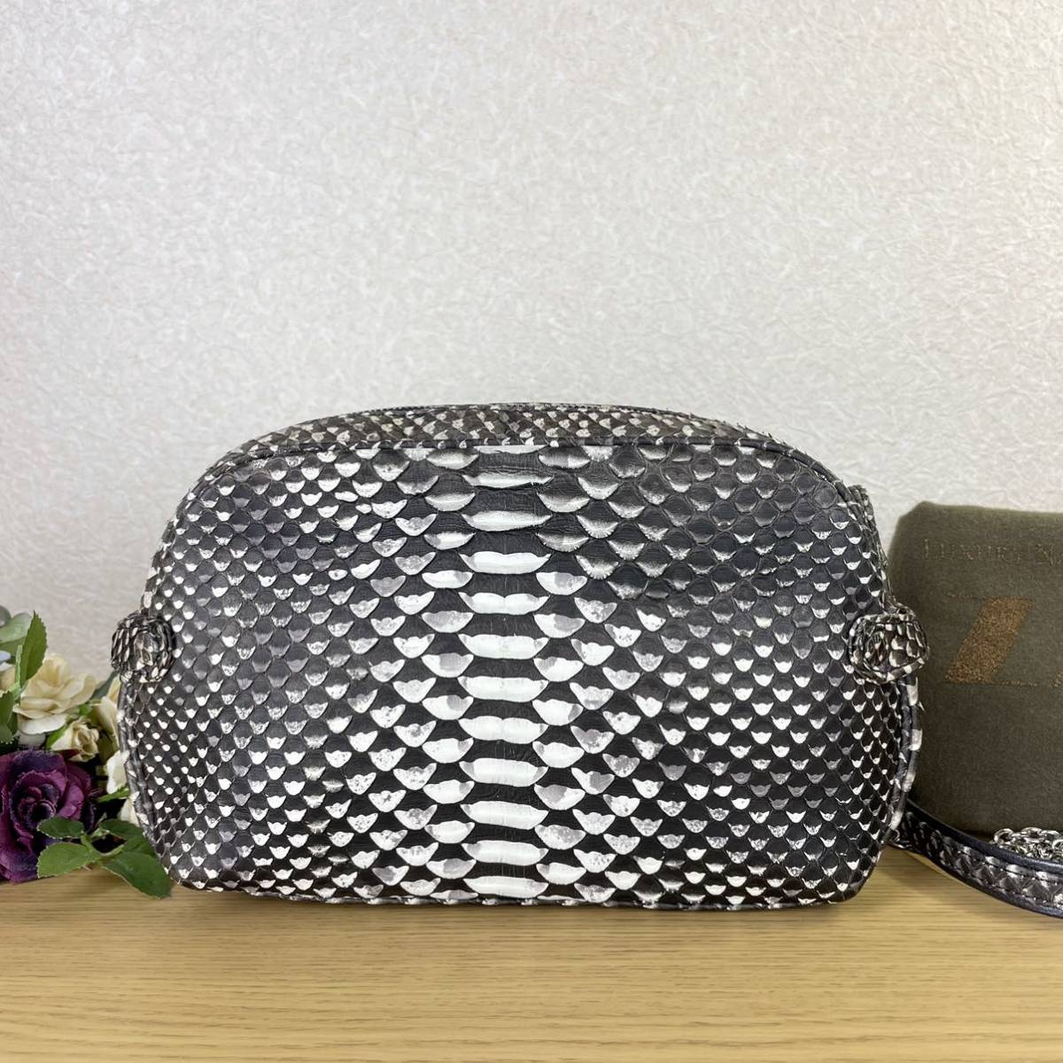 新品 JRA 公認 定5万 ZAO ザオー 本物 ダイヤモンドパイソン 総革 高級 ショルダーバッグ バイカラー 濃茶 白 日本製 ポーチ ポシェット