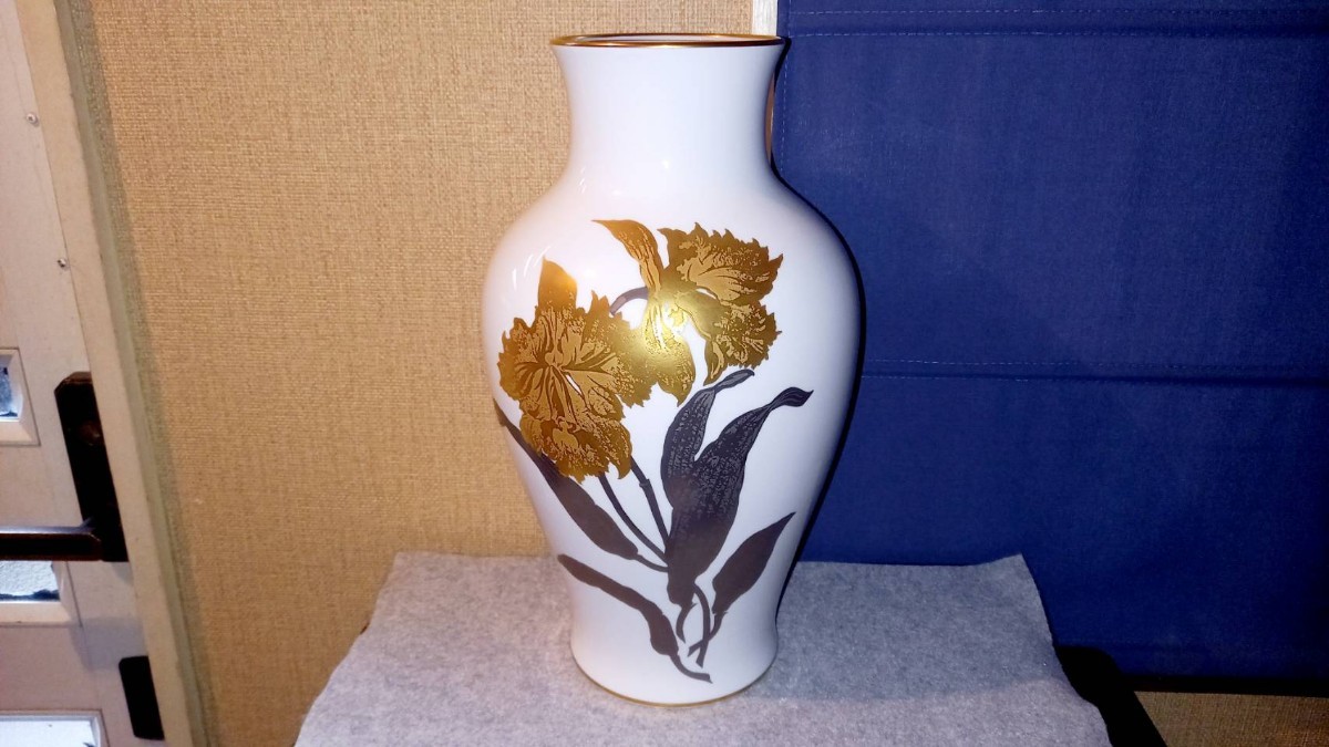 大倉陶園 (オオクラトウエン) 花瓶 - 金蝕バラ花瓶 金蝕カトレア