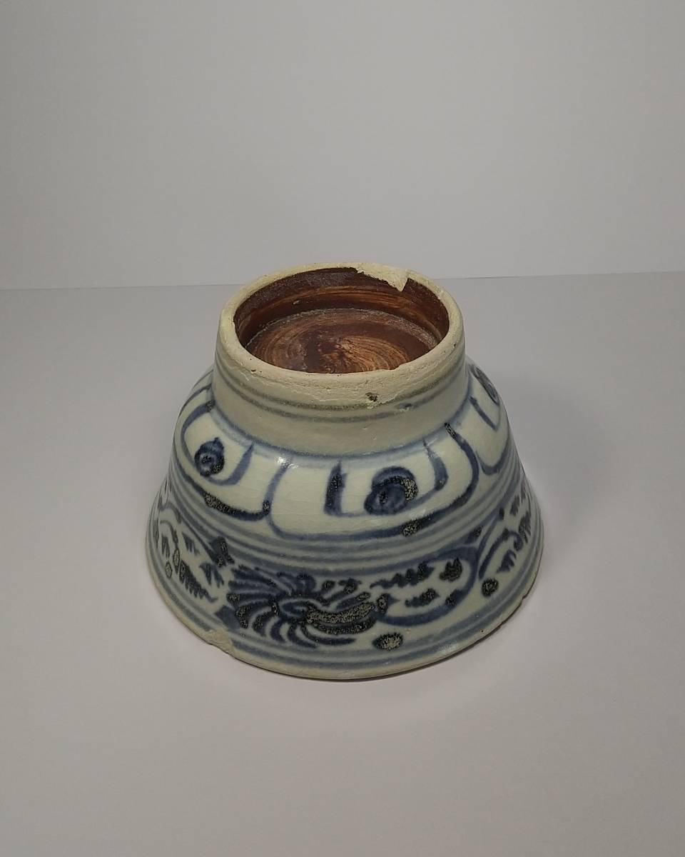 茶犬】安南染付唐草文茶碗 15世紀 ベトナム古陶磁 検 初期伊万里寛永染 茶犬】安南染付唐草文茶碗 15世紀 ベトナム古陶磁 検 初期伊万里寛永染