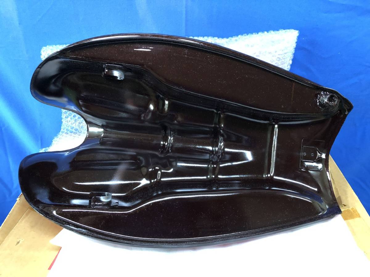 ⑰ 当時物 新品 KAWASAKI カワサキ Z2 Z750RS Z1 Z2 ガソリンタンク 51002-018-96 火の玉 外プレス ロングピッチ 750RS - カワサキ ～“ゼッツー（Z2）”は一度死に (Z2)｜開運！なんでも鑑定団｜テレビ東京 左側