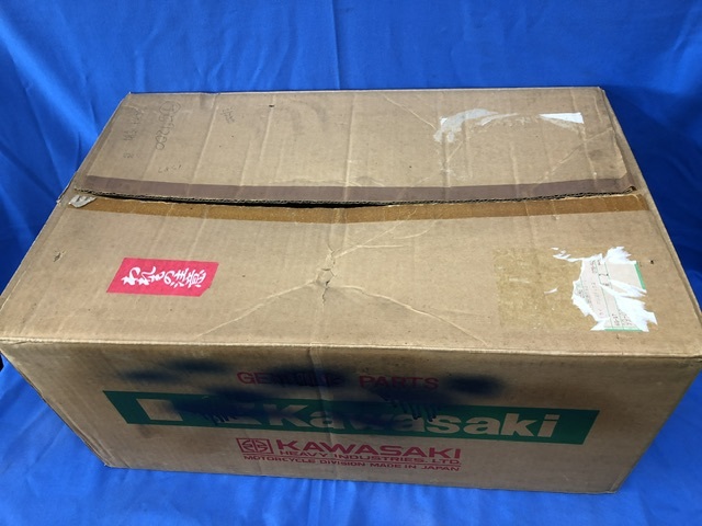 ⑰ 当時物 新品 KAWASAKI カワサキ Z2 Z750RS Z1 Z2 ガソリンタンク 51002-018-96 火の玉 外プレス ロングピッチ 750RS - カワサキ ～“ゼッツー（Z2）”は一度死に (Z2)｜開運！なんでも鑑定団｜テレビ東京 左側