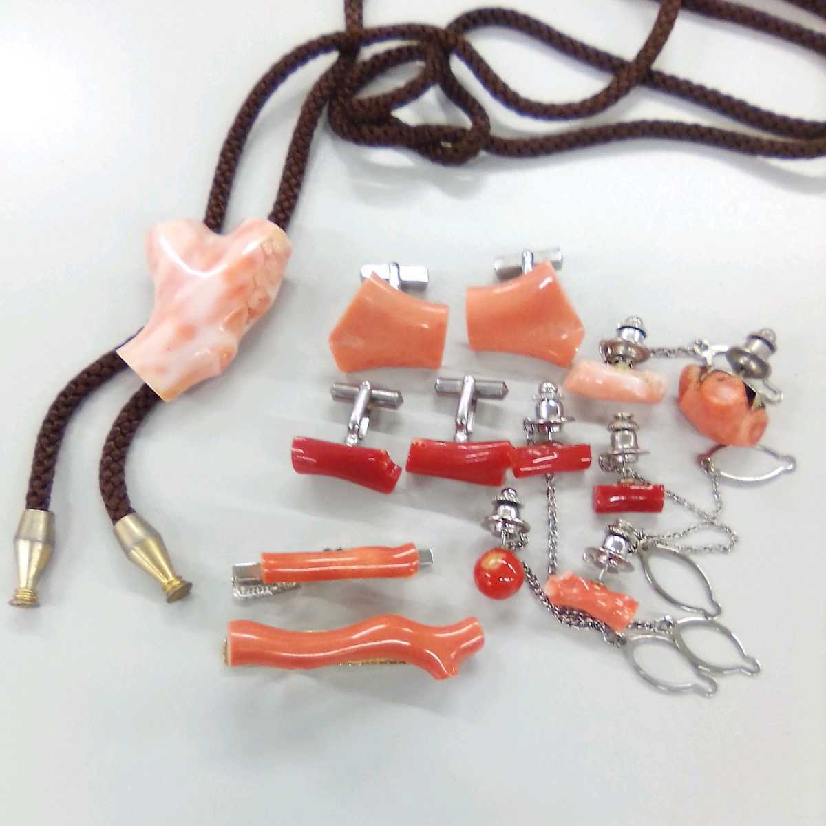 ●ハ6070H◎珊瑚　サンゴ等　赤系・コーラルカラー系等　タイピン・カフス・ループタイ等　色々まとめて◎送料込み◎