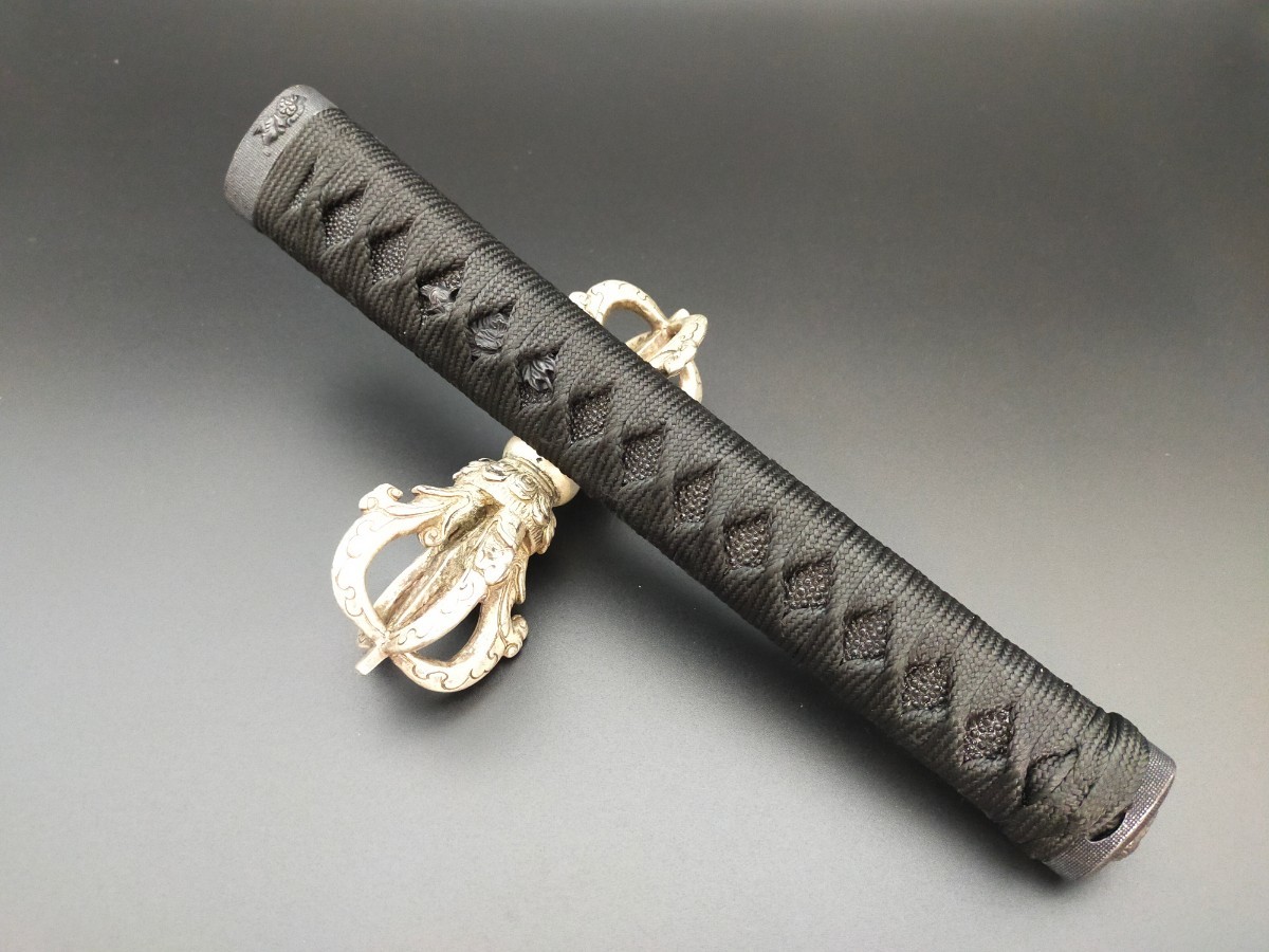 AC025　日本刀柄　大刀柄　縁頭　目貫　目釘付　居合刀用　新品　長約26CM　本鮫革　木柄　黒色綿巻