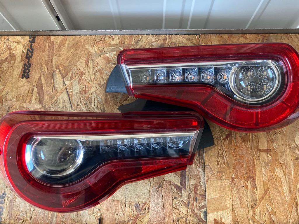 中古】TOYOTA86 (zn6) 後期純正テールランプ