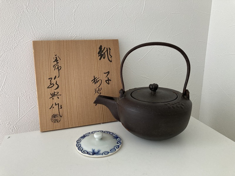 人気定番，人気 98 鉄瓶 梅地紋 釜師 高橋敬典 人間国宝 染付蓋 徳泉 共箱 茶道具(鉄瓶)｜売買されたオークション情報、yahooの商品情報をアーカイブ公開 - オークファン 鉄瓶