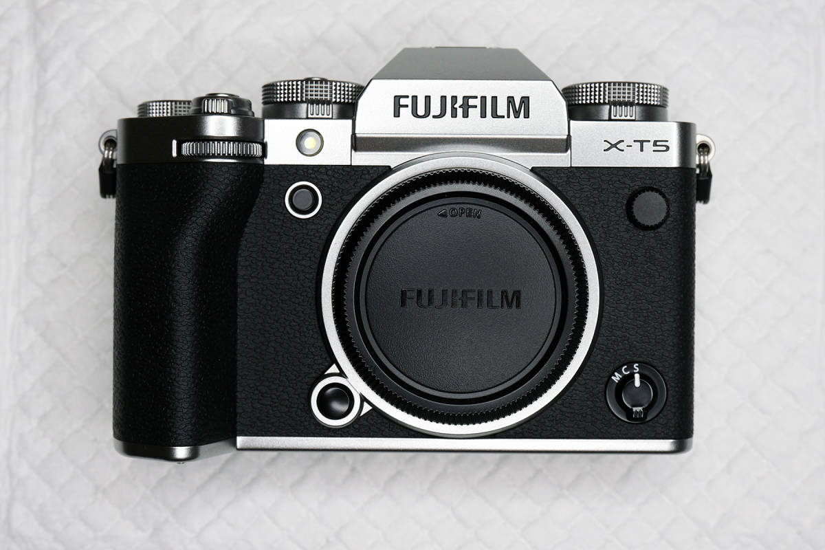 中古美品】Fujifilm 富士フィルム / X-T5 ボディ シルバー【ショット数 