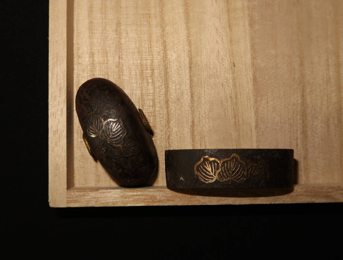 鉄地家紋象嵌縁頭.古作.拵刀剣刀装具根付武具