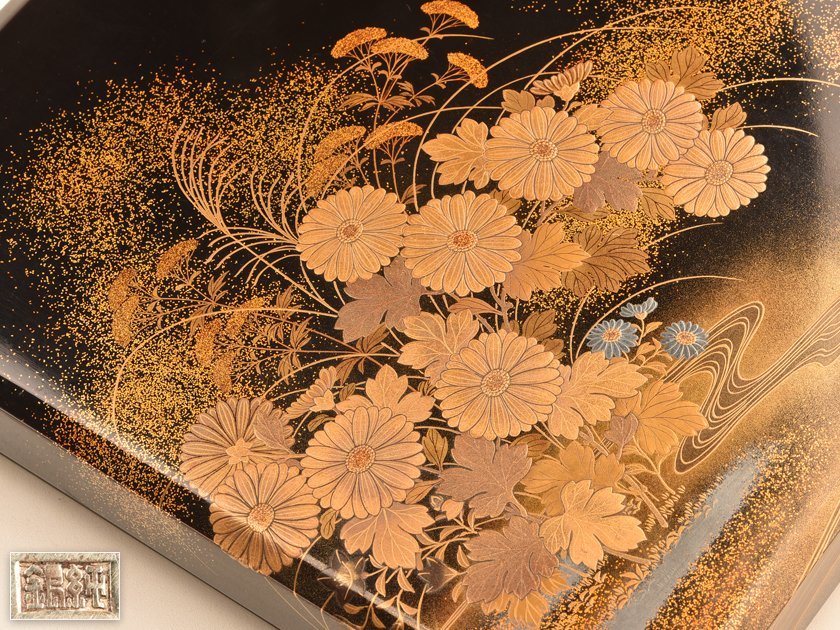 時代漆器 平安貴族蒔絵 梨地 御硯箱 共箱 極上品 旧家蔵出 流】時代漆器 本金菊花蒔絵梨地硯箱 箱付 DG194(硯箱、文箱)｜売買され