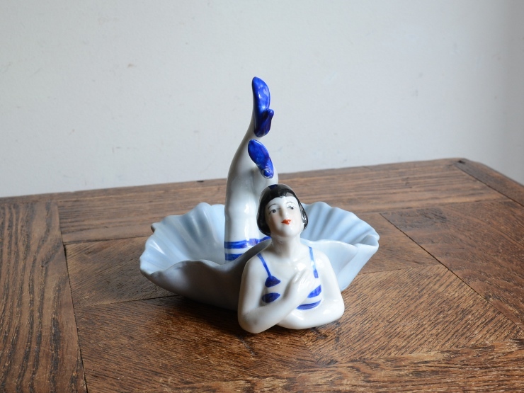 【美品】人形　陶器　オブジェ　置物　インテリア　工芸品　美術品　A1418 アンティークデザイン 人形 雑貨 置物 女性 モチーフ 陶器オブジェ