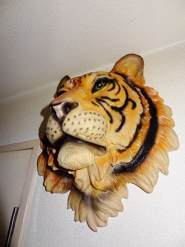 虎 彫刻 レリーフ 額装 壁掛け オブジェ　中古 ☆ 虎の頭 剥製風 壁掛け 立体型オブジェ ☆(オブジェ)｜売買された