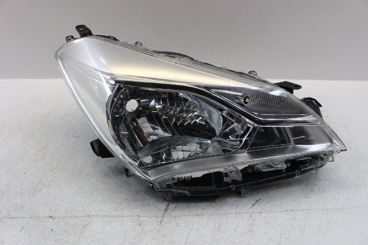 美品 ヴィッツ KSP130 NHP130 後期 ヘッドライト 右 右側 52-301 美品 ヴィッツ KSP130 NHP130 後期 ヘッドライト 右 右側 52-301