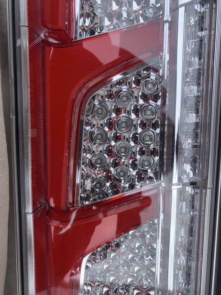 小糸LEDテールランプ　新車外し　25W 右のみ ノーマルターン　小欠け有り 小糸 LEDテールランプ ！ノーマルターン 新車外し！美品 新車外し