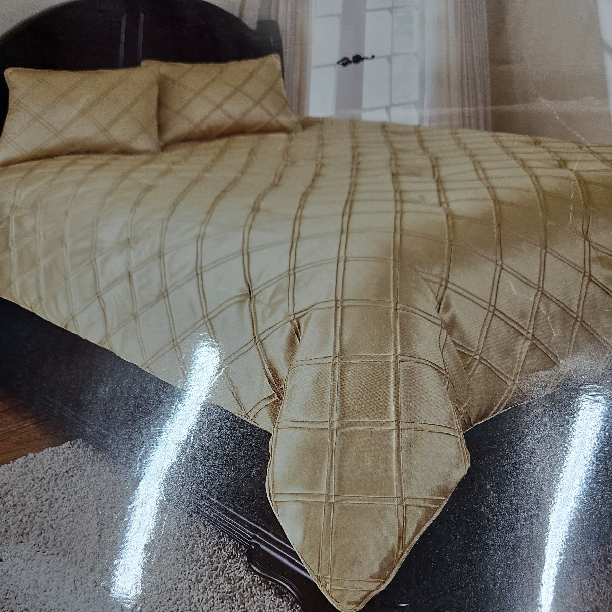 メタリックソフトゴールドカラーのおしゃれなベッドカバー　コンフォター＆ピローケース2個　計3点セット　ダブル～クイーン　