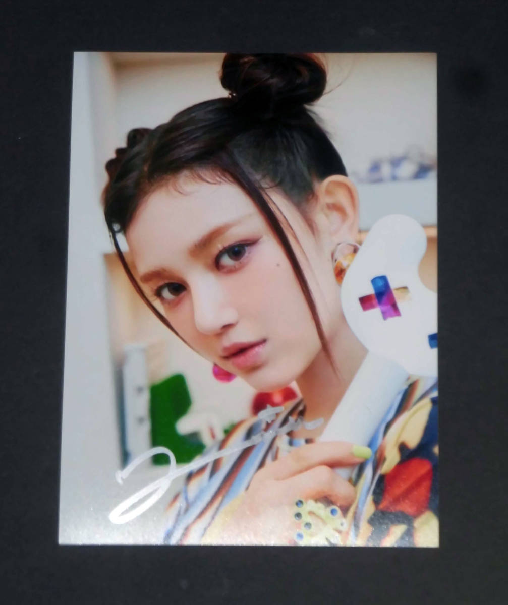 ダニエル (NewJeans)☆直筆サイン入り・「NewJeans」中型スチール写真