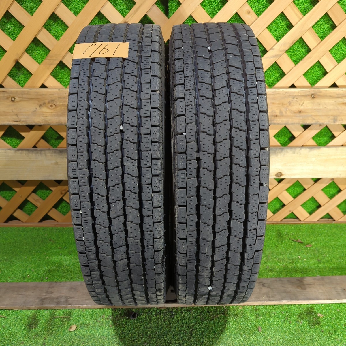 1761 ヨコハマ 205/70R17.5 115/113 L 12PR バリ山 スタッドレス 2本 