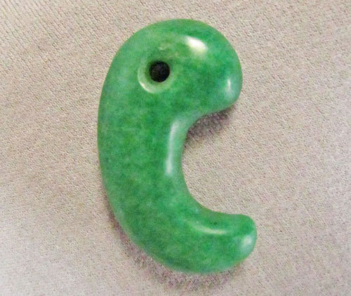 古墳期　丸味が強く濃い翠色斑の　ローカン質翡翠製　大きめな勾玉　⑬　検　須恵器翡翠勾玉弥生縄文古墳埴輪土偶出土品石器