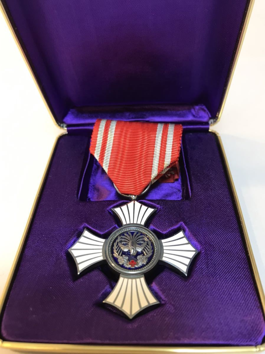 ショップ 日本赤十字社 銀色有功章 バッジ 明治21年 勲章 徽章 胸章