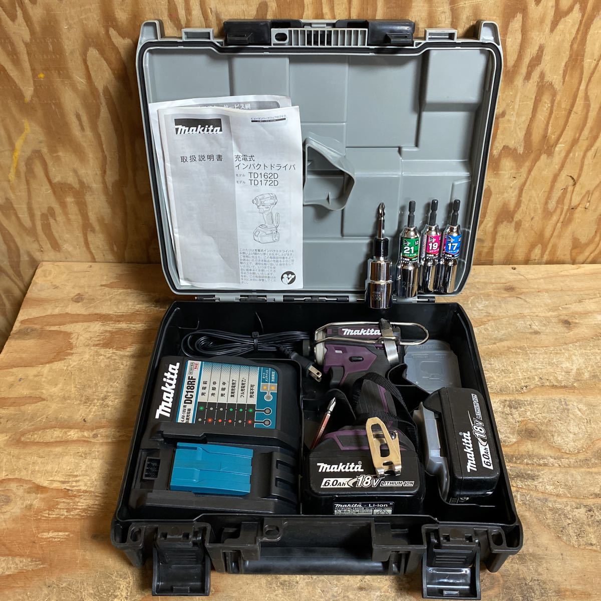 makita マキタ 充電式インパクトドライバ TD172DGX AP オーセンティックパープル 18V 6.0Ah バッテリー2個 充電器 ソケット付き 中古品☆郵