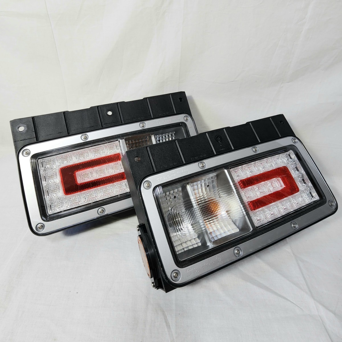 日野 純正テールランプ 日野自動車 テールランプ（テールライト）（左