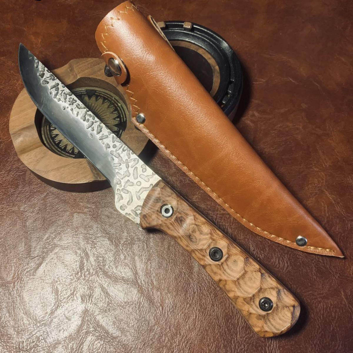 刀鍛冶が打った包丁と銘木ウォールナットハンドルの一品 強化木鍛造バトニング鉈 「黒名栗 名栗ブラック  伝統工芸が合体！刀鍛冶が造る包丁と銘木名栗ハンドルの一品 いちじ アウトドア 名栗加工 火打鍛造 ハンティングナイフ 包丁 鉈 5cr15mov鋼製  薪割り キャンプ ...