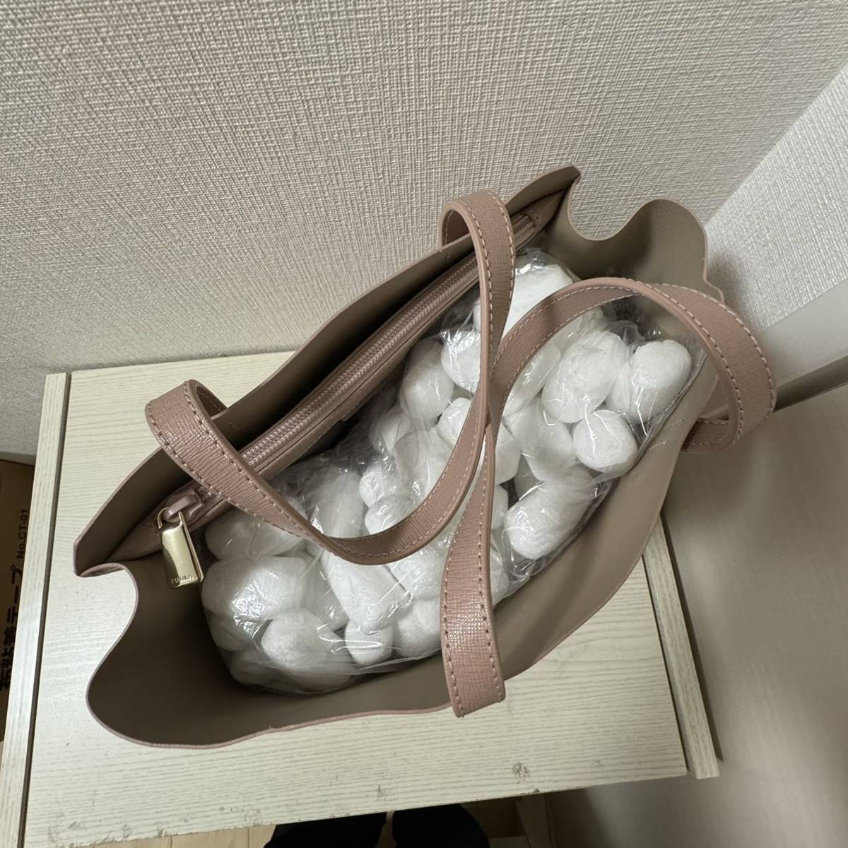 極美品 FURLA サリー S レザー トートバッグ グレージュ チャーム