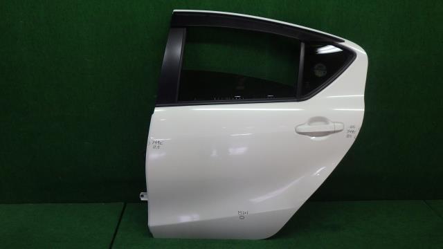 アクア DAA-NHP10 リア　左　ドア　 082