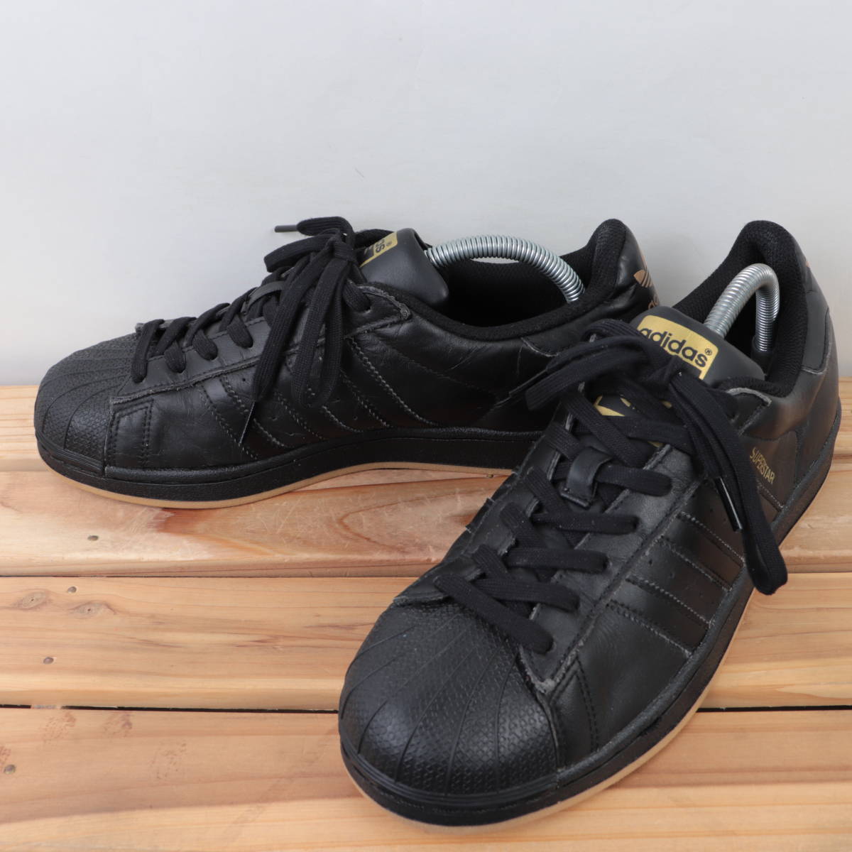 人気，限定セール z8075 アディダス スーパースター 金ベロ US9 27.0cm/黒 ブラック 金 ゴールド adidas SUPERSTAR メンズ スニーカー(27.0cm)｜売買されたオークション情報、yahooの商品情報をアーカイブ公開 - オークファ 27.0cm