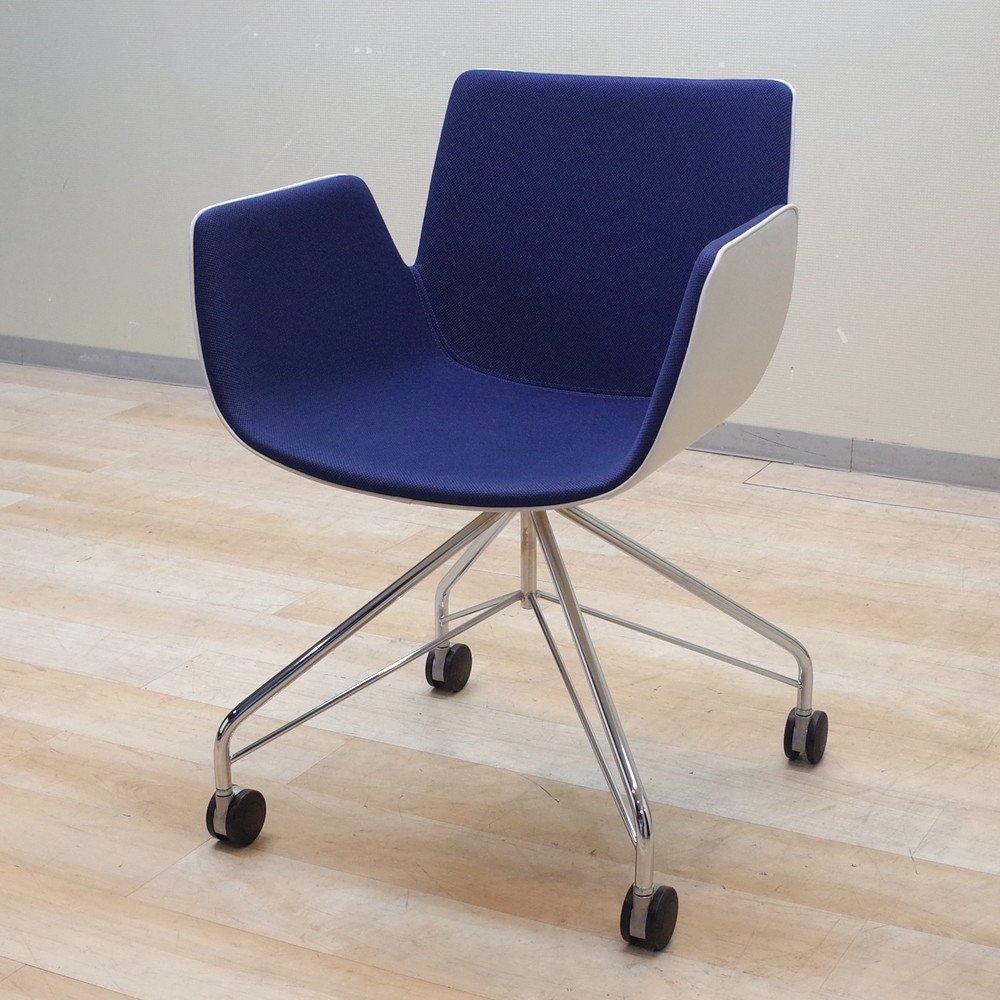 内田洋行 GM-410 ミーティングチェア ダークブルー 肘付き 会議椅子 セミナー 講演 キャスター 布張り 多目的 KK12023 中古オフィス家具