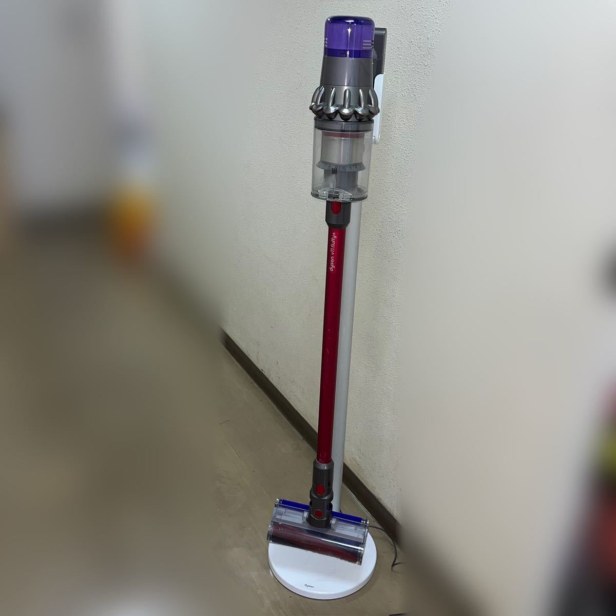 100153◎Dyson ダイソン コードレスクリーナー SV14 v11 Fluffy+ サイクロン式 掃除機 付属品有 スタンド付き グレー レッド