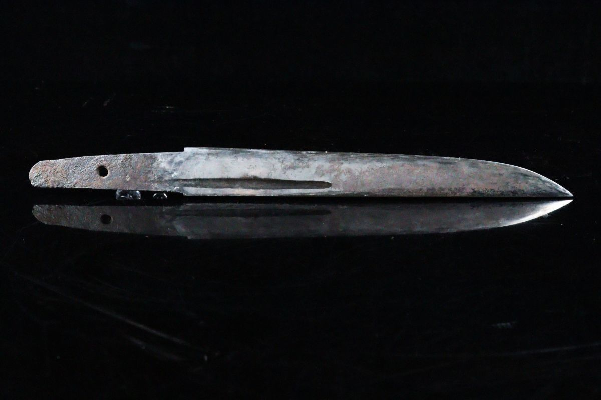 時代武具 短刀 無銘 19.6cm 桃山 錆身 時代銅地唐草文彫金縁頭一作