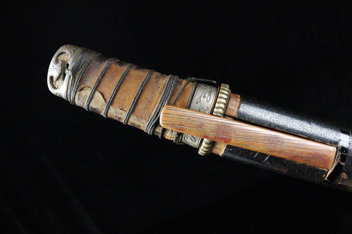 時代武具 短刀 無銘 19.6cm 桃山 錆身 時代銅地唐草文彫金縁頭一作