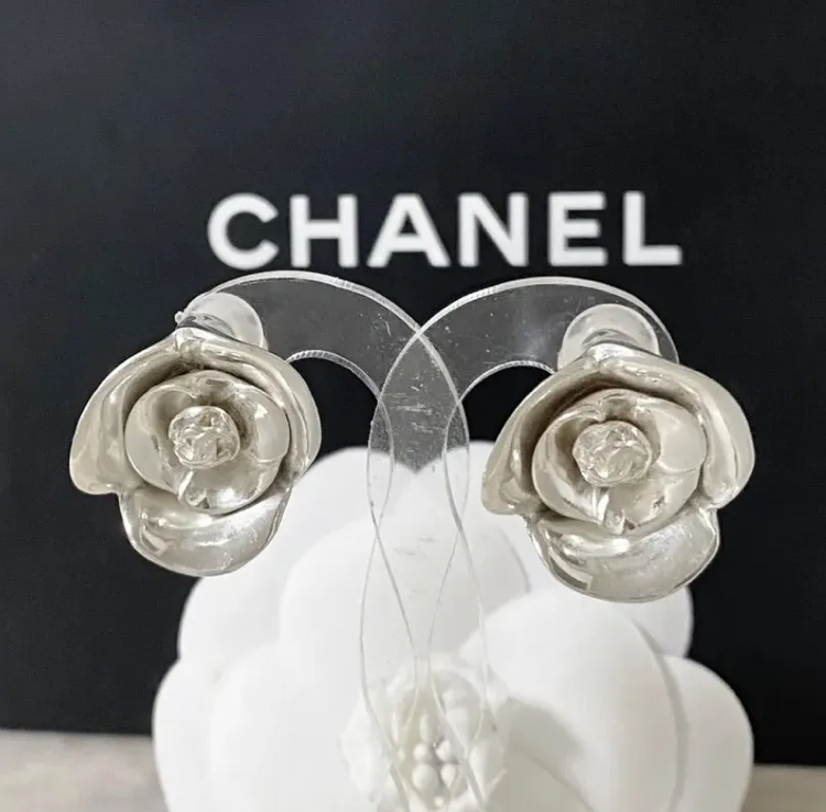 シャネル　イヤリング　ココマーク　カメリア　フラワー　花　シルバー　ロゴ　銀　☆