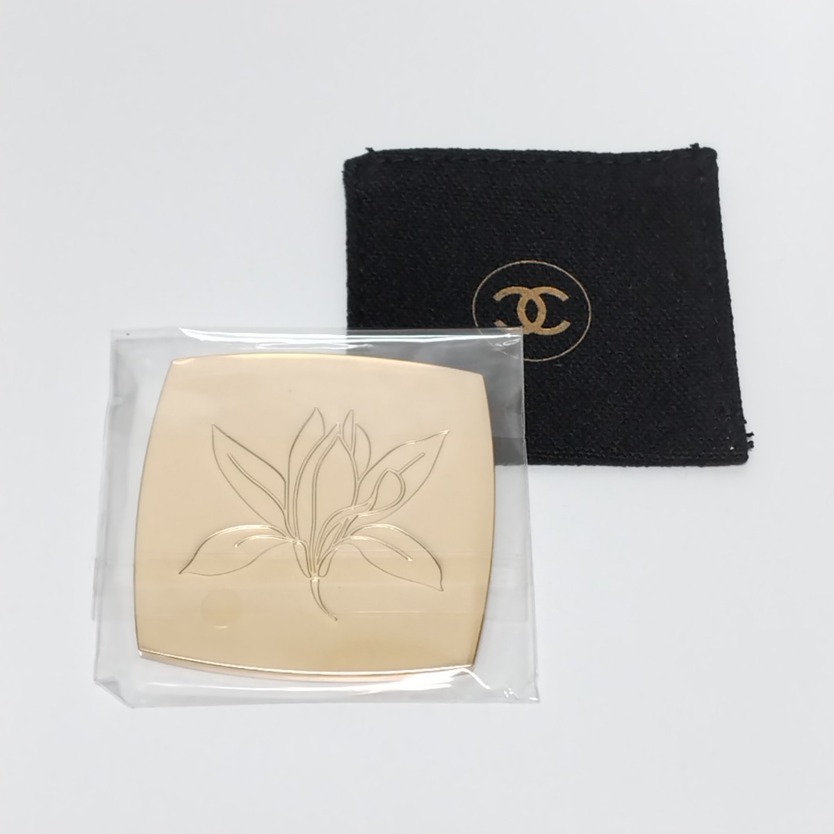 【低価，定番】 CHANEL シャネル ポケットミラー コンパクト サブリマージュ ノベルティ A-26801(シャネル)｜売買されたオークション情報、yahooの商品情報をアーカイブ公開 - オークファン その他