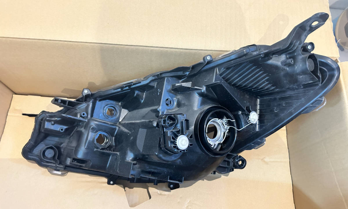 NSP130 ヴィッツ トヨタ純正 ヘッドライト 右側 81130-52L40 中古
