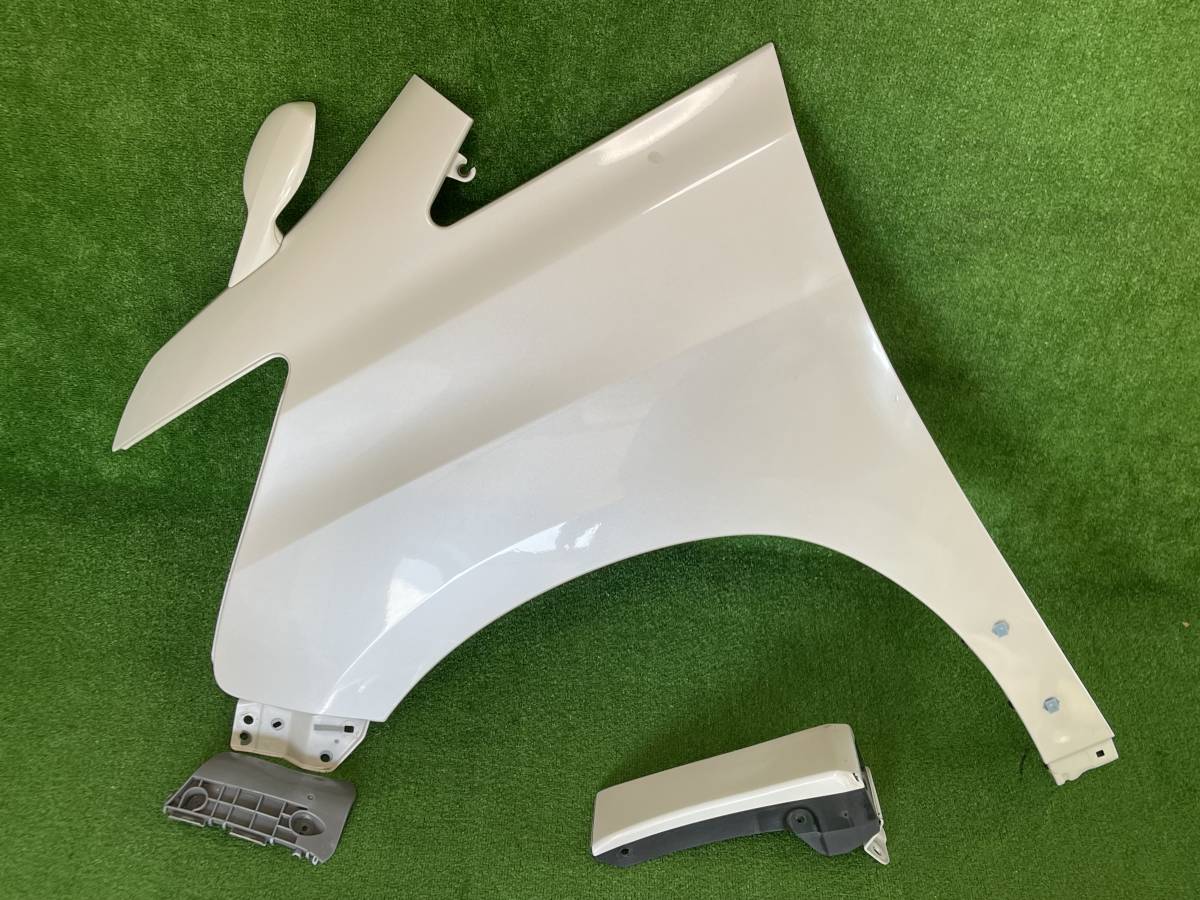 ヴェルファイア DBA-ANH20W 左フロントフェンダー ANH20W 0 中古中古 