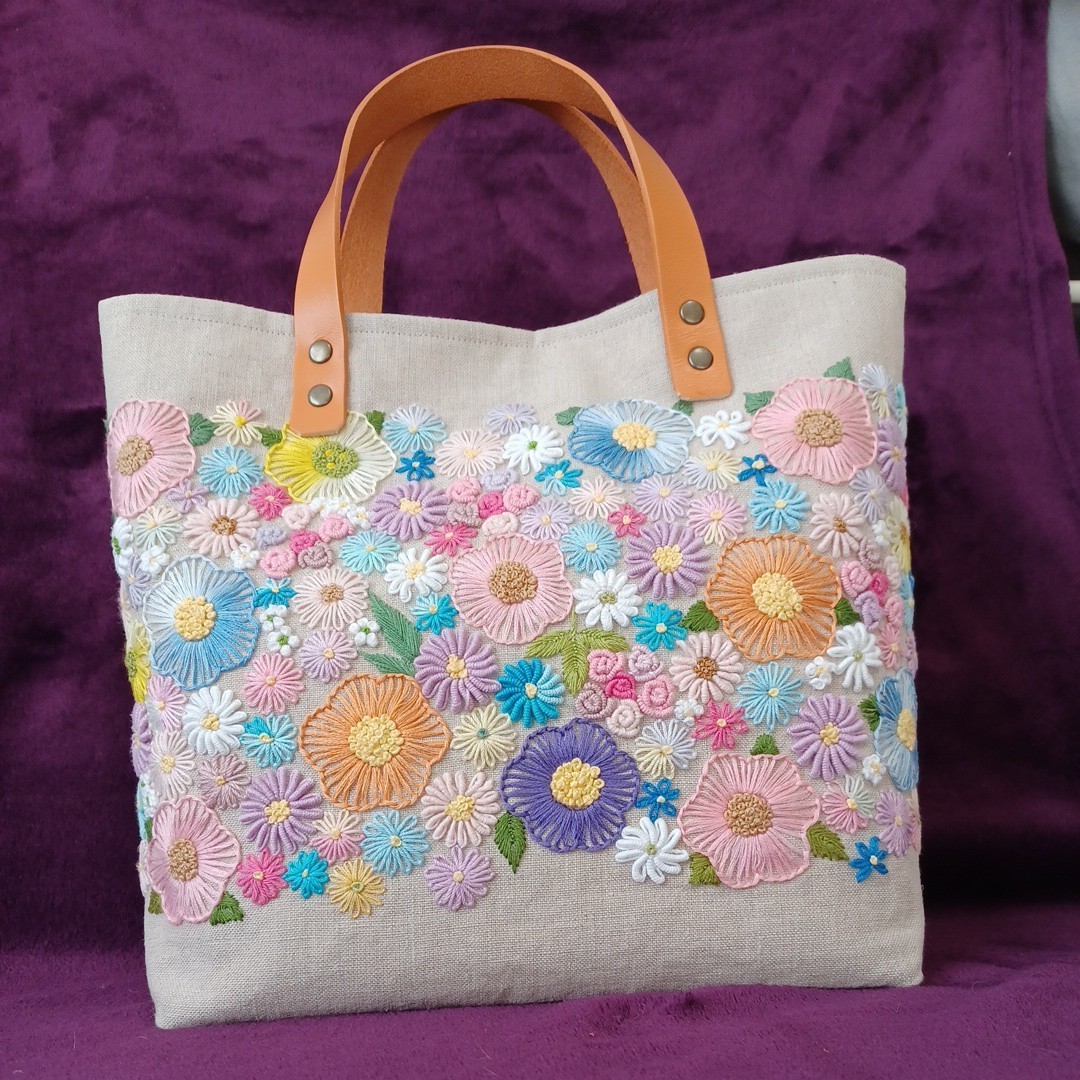 ハンドメイド 色とりどりのお花〈手刺繍〉本革持ち手 トートバッグ