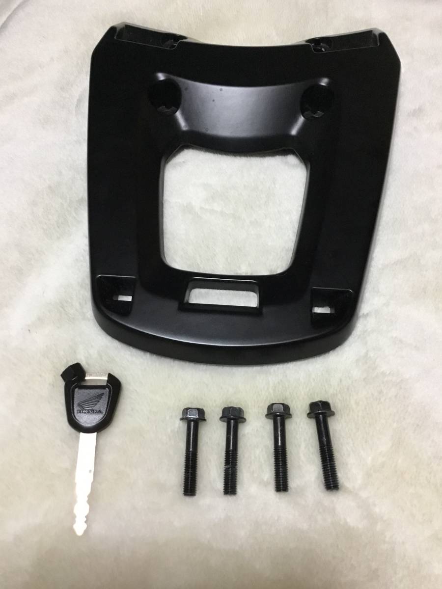 ホンダ 純正トップケース リアボックス 鍵付き1本&ベース(台座) と ホンダ 純正トップケース リアボックス 鍵付き1本&ベース(台座) と