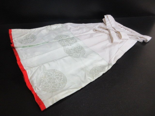 1円 良品 化繊 無地 紐下79.5cm 白 瑞花文 宝相華 無地 巫女 法衣 法要袴 ヘラ付き 行灯袴【夢職】★★★