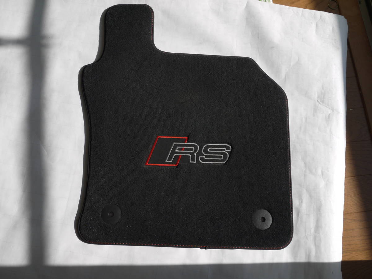 【中　古　美　品】アウディRS３用純正フロアーマット４点セット