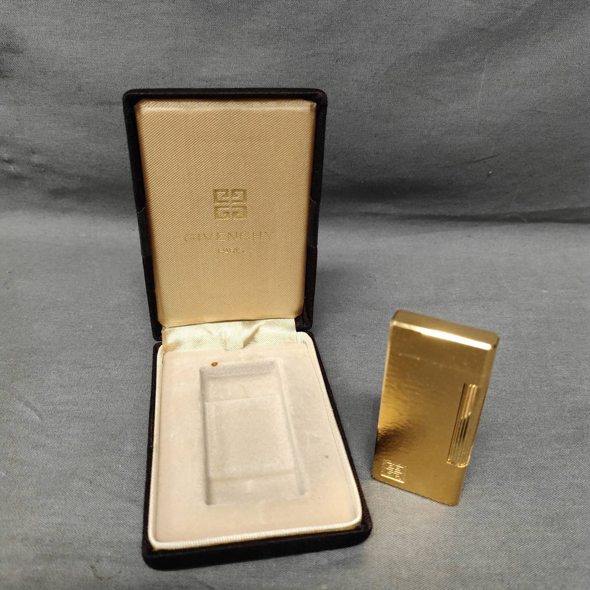 【超激得，得価】 051222 253180 GIVENCHY ジバンシィ ジバンシー2000 ライター ゴールドカラー 喫煙具 タバコ ケース付き 着火未確認(ガスライター)｜売買されたオークション情報、yahooの商品情報をアーカイブ公開 - 一般