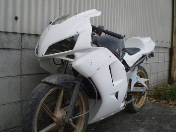 ホンダ　NS-1 50 フルカウル　レプリカ フルカウルのスポーツモデルでありながら、メットインで実用性も高めた