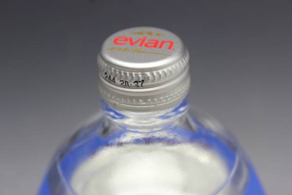 ☆evian エビアン イヤーボトル 2000 ミレニアム 箱付/u404032(国外